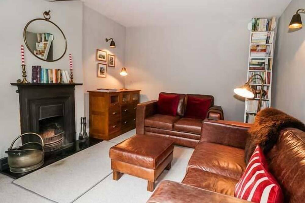 Rose Cottage, pet friendly, with open fire in Ashford-In-The-Water in Ashford in the Water, Derbyshire