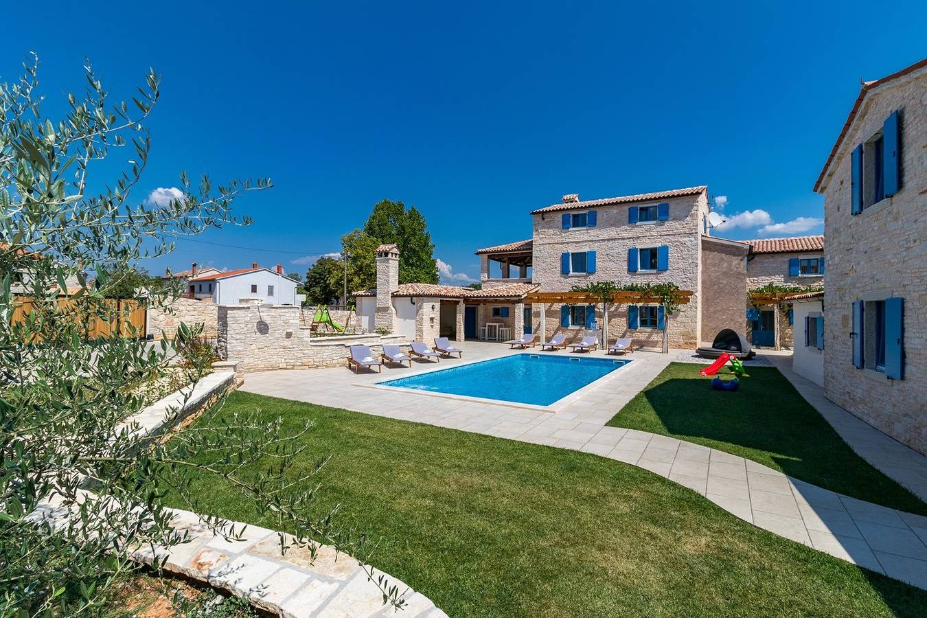 Eine schöne geräumige Villa in einem ruhigen Dorf außerhalb der überfüllten Stadt! in Bokordići, Svetvinčenat
