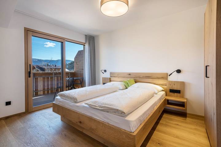 Appartamento intero, "Sunnig - Appartamento Morgensonne" con vista montagne, balcone e Wi-Fi in Lana, Alpi della Val di Non