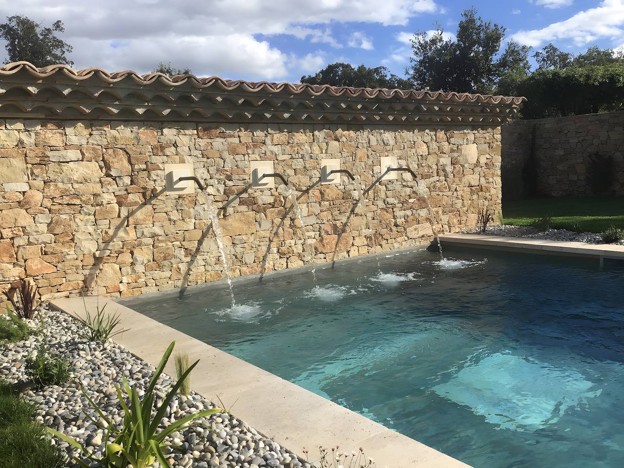 Villa 'Les 4 Fontaines' met Privézwembad, Wi-Fi en Airconditioning in Saint-Siffret, Nimes en omgeving