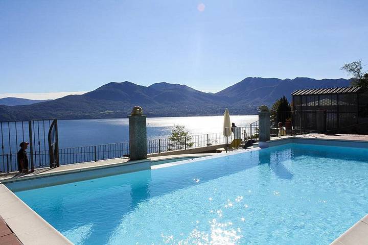 Location de vacances pour 4 personnes, avec jardin ainsi que piscine et vue sur le lac à Commune de Oggebbio