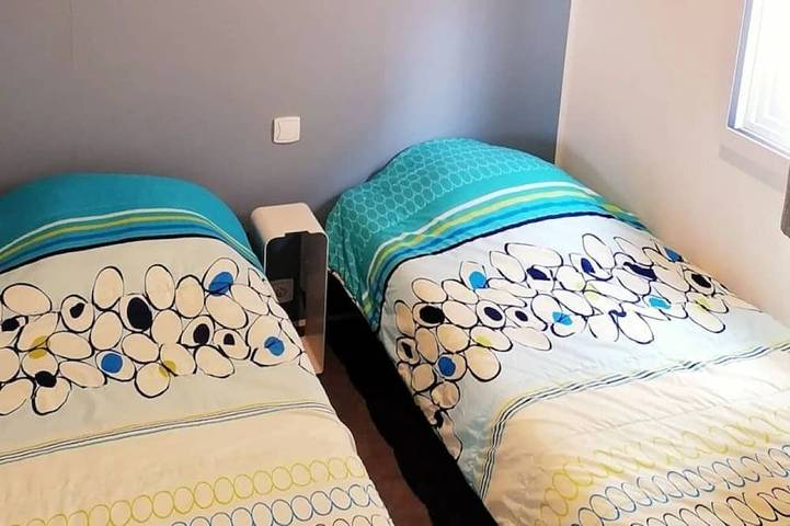 Zecamping 3* pataugeoire piscine locatif Tv clim 29m2 6 pers in Saint-Mitre-les-Remparts, Mediterranean Coast (France)