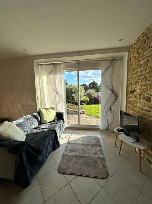 Location de vacances pour 8 personnes, avec jardin ainsi que piscine et vue, adapté aux familles à Anlhiac - 3