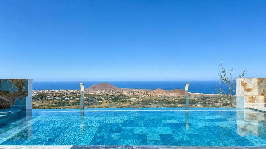 Location de vacances pour 4 personnes, avec Terrasse et Jardin ainsi que Piscine et Vue dans Guimar