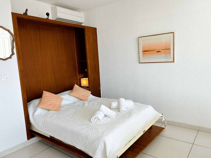 Studio entier, Studio climatisé en bord de mer avec parking à Port Grimaud in Port Grimaud, Grimaud