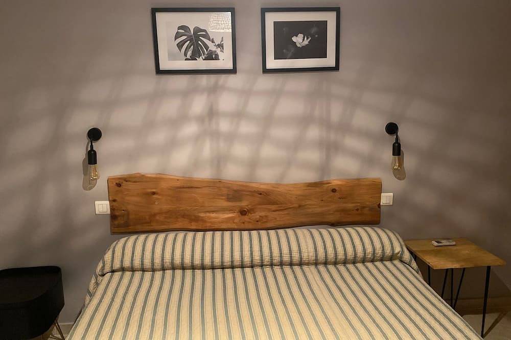 Comfortable gîte in a 19th century Provencal farmhouse ideally located in Fontvieille, Arles region