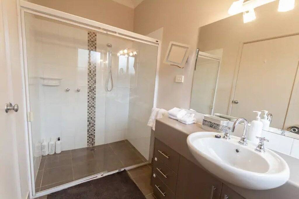 Charming 3Br2Bt Home 10min Drive to Lake Wendouree in Ballarat Central, Ballarat