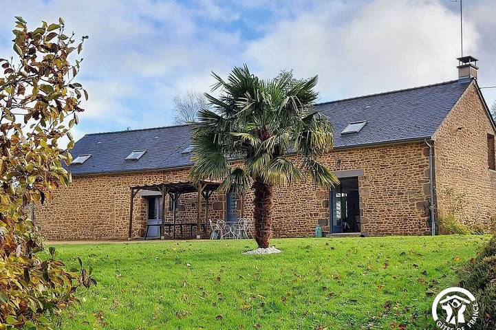 Gîte pour 12 personnes, avec jardin à Carelles