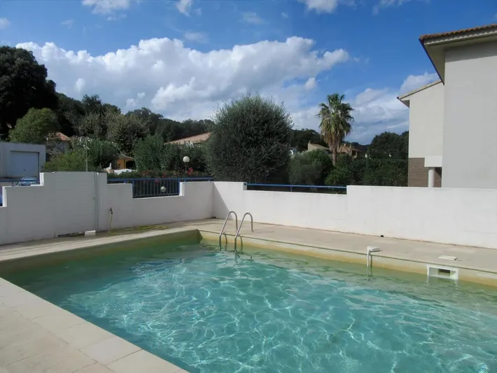 Apartamento de vacaciones para 4 personas, con jardín además de piscina y terraza - 1