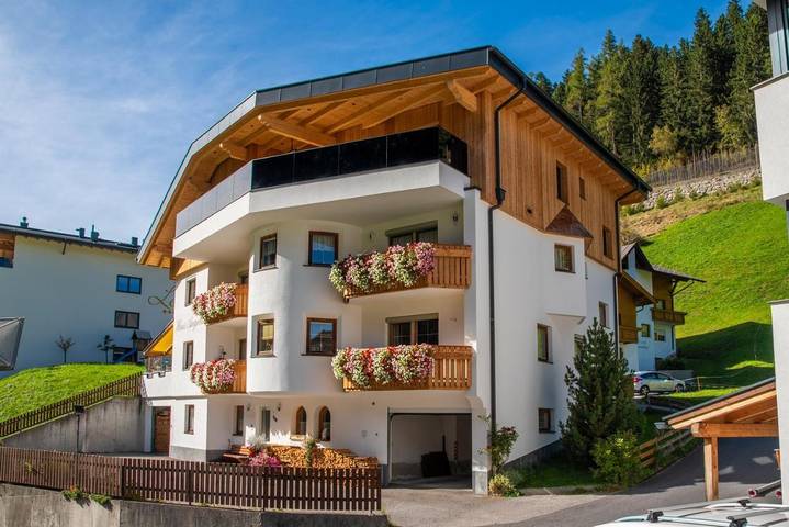 BnB für 11 Personen, mit Balkon und Garten sowie Ausblick in Kappl