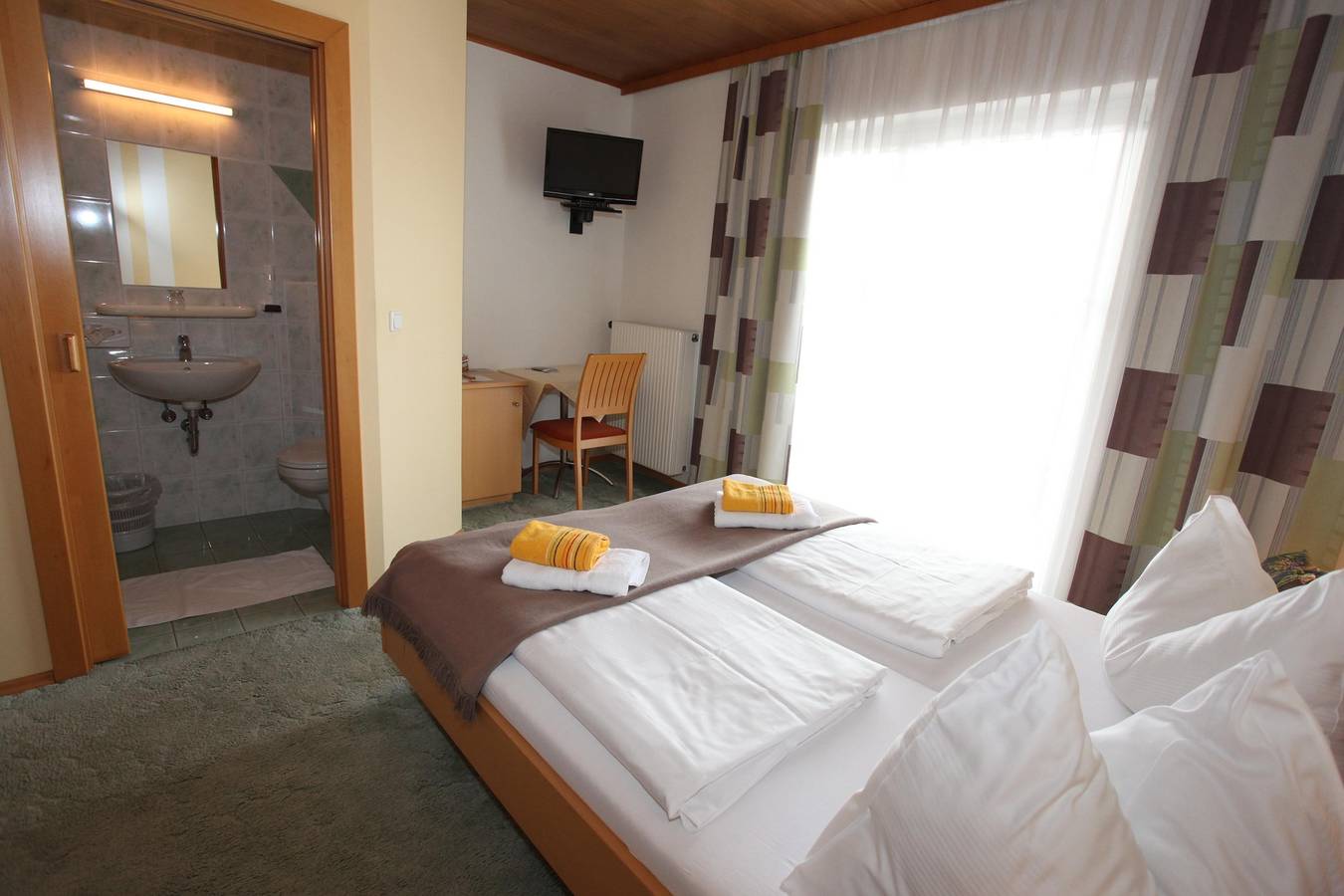 Ganze Ferienwohnung, Klassik Doppelzimmer, Dusche, Wc in Südoststeiermark, Feldbach