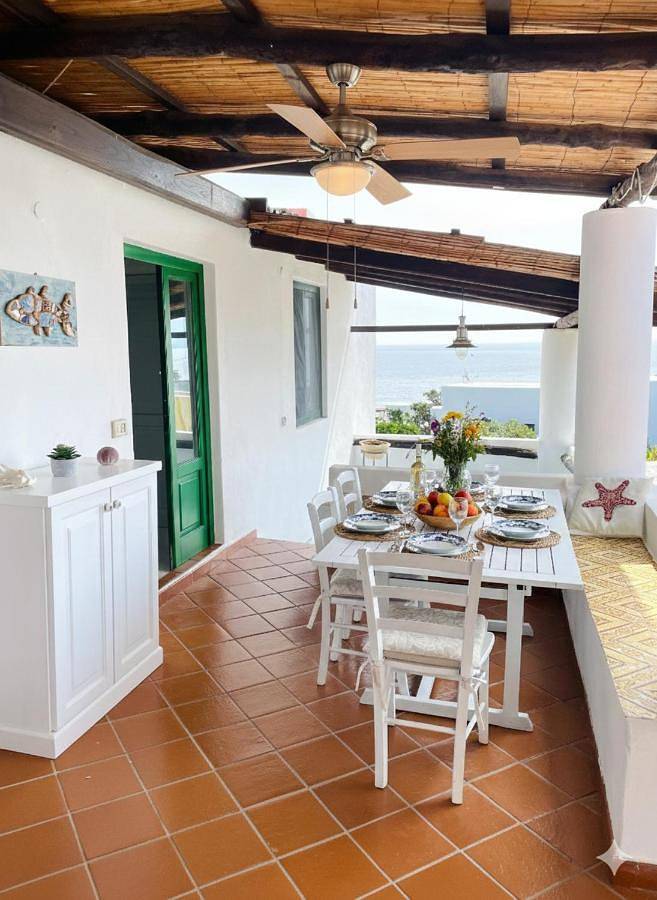 Villa Pomelia, Villa nel corso di Santa Marina Salina a 50 mt dal mare in Santa Marina Salina, Salina