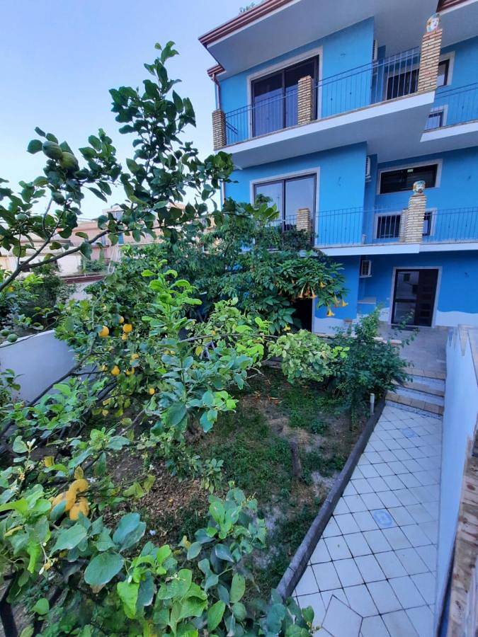 Chambre d’hôte pour 5 personnes, avec Balcon ainsi que Terrasse et Jardin à Giardini-Naxos