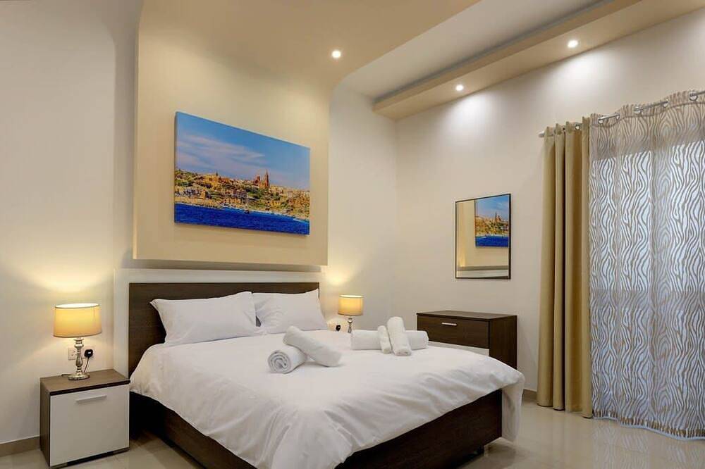 Ganze Wohnung, Gem Beachfront Apt with Amazing Bay and Sea Views in Birżebbuġa, Insel Malta
