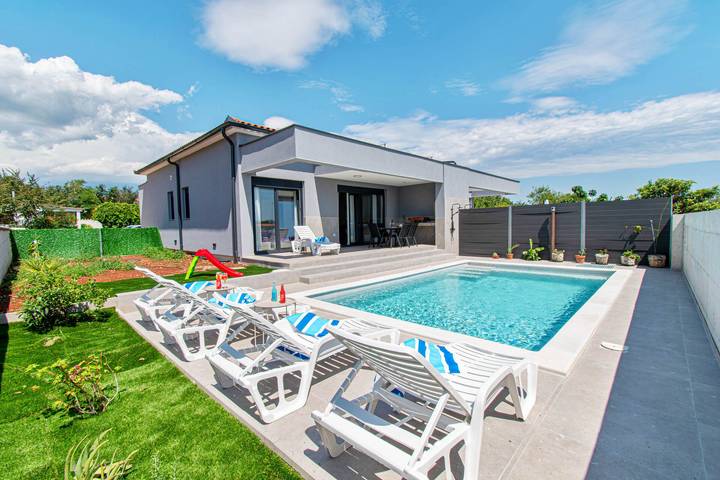 Villa pour 5 personnes, avec terrasse ainsi que jardin et piscine à Loborika