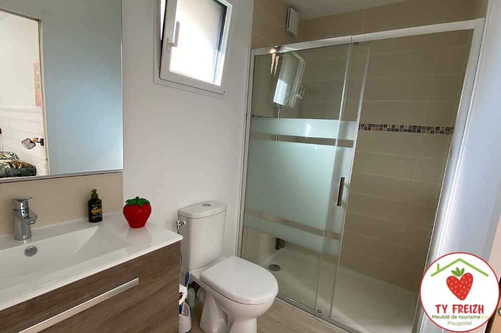 Entire apartment, Charming furnished studio with terrace and south-facing garden for 2p, near town in Plougastel-Daoulas, Brest region