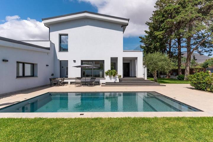 Villa für 5 Personen, mit Balkon und Whirlpool sowie Terrasse und Garten
