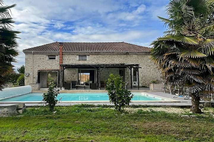 Gîte pour 4 personnes, avec jardin et piscine
