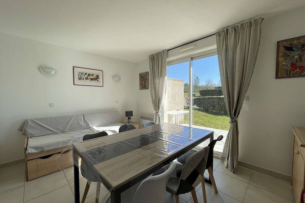 Charming Duplex House in Salavas: Terrace, Pools, Wifi, Pet-Friendly, Sleeps Up to 6 in Salavas, Ardèche