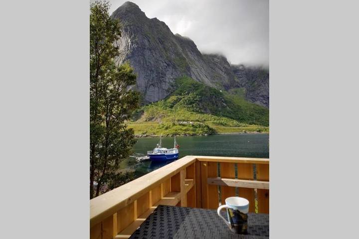 Ferienhaus für 4 Personen, mit Garten und Ausblick sowie Seeblick auf den Lofoten