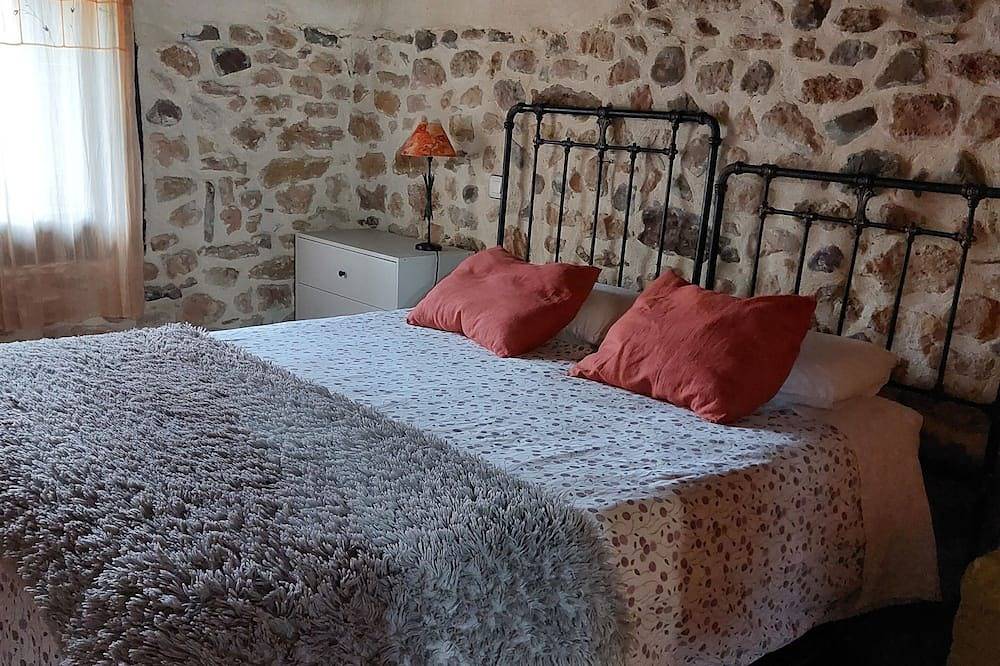 Self catering La Cuadra de la Tila for 2 or 4 people in Roscales de la Peña, Castrejón de la Peña
