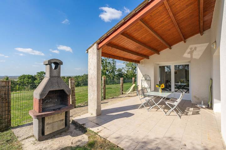 Casa 'Gite Piscina Interior Brouage' con terraza privada, jardín compartido y Wi-Fi in La Gripperie-Saint-Symphorien, Region de Rochefort