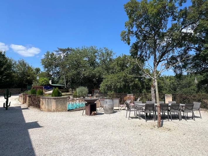 Location de vacances pour 10 personnes, avec vue ainsi que piscine et jardin à Couze-et-Saint-Front - 2