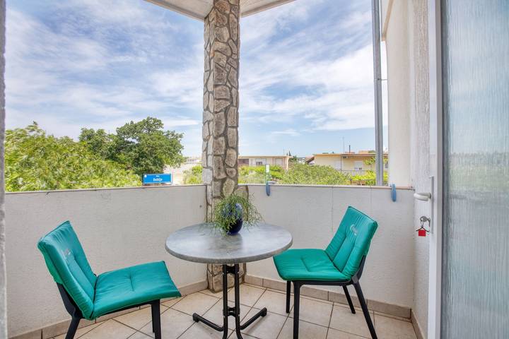 Apartament wakacyjny dla 2 osób, z balkon/ taras w Pirovac