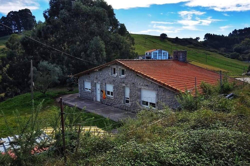 Casa Idílica Para 5 con Vistas al Prado y a 2 Minutos del Centro de Ajo in Bareyo, Cantabrian Coast