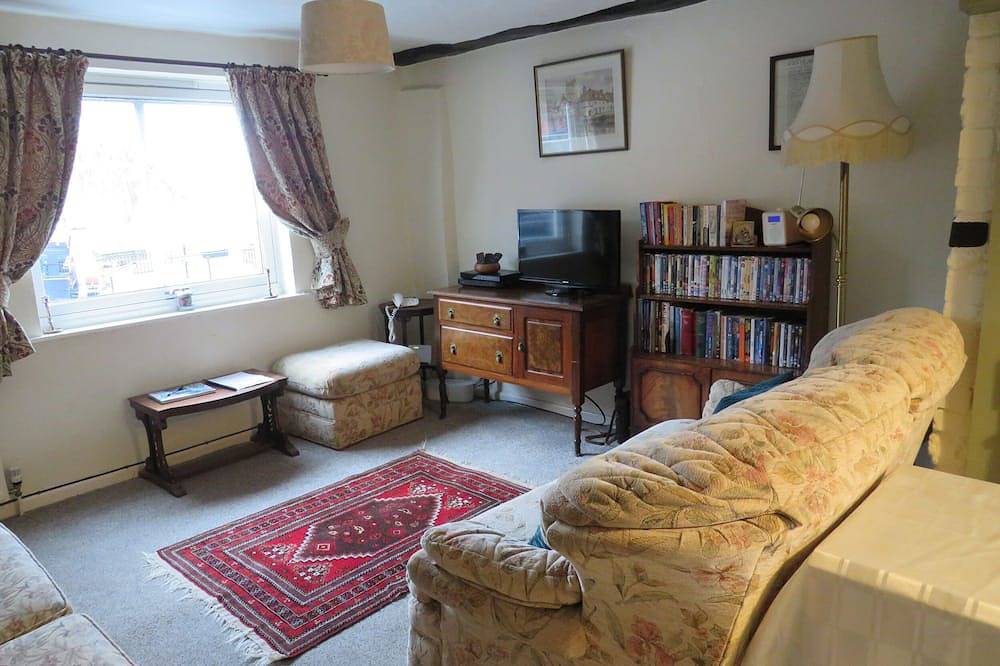 River Cottage, pet friendly, character holiday cottage in Tewkesbury in Tewkesbury, Gloucestershire