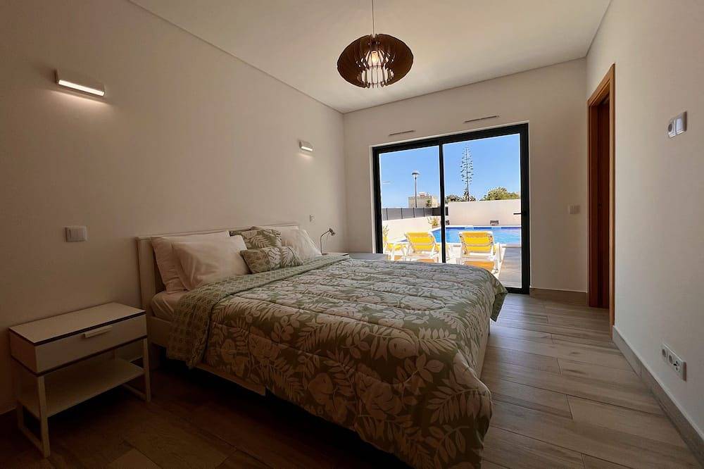 New modern villa w/pool — 5 min from the beach! in Raposeira, Vila do Bispo e Raposeira