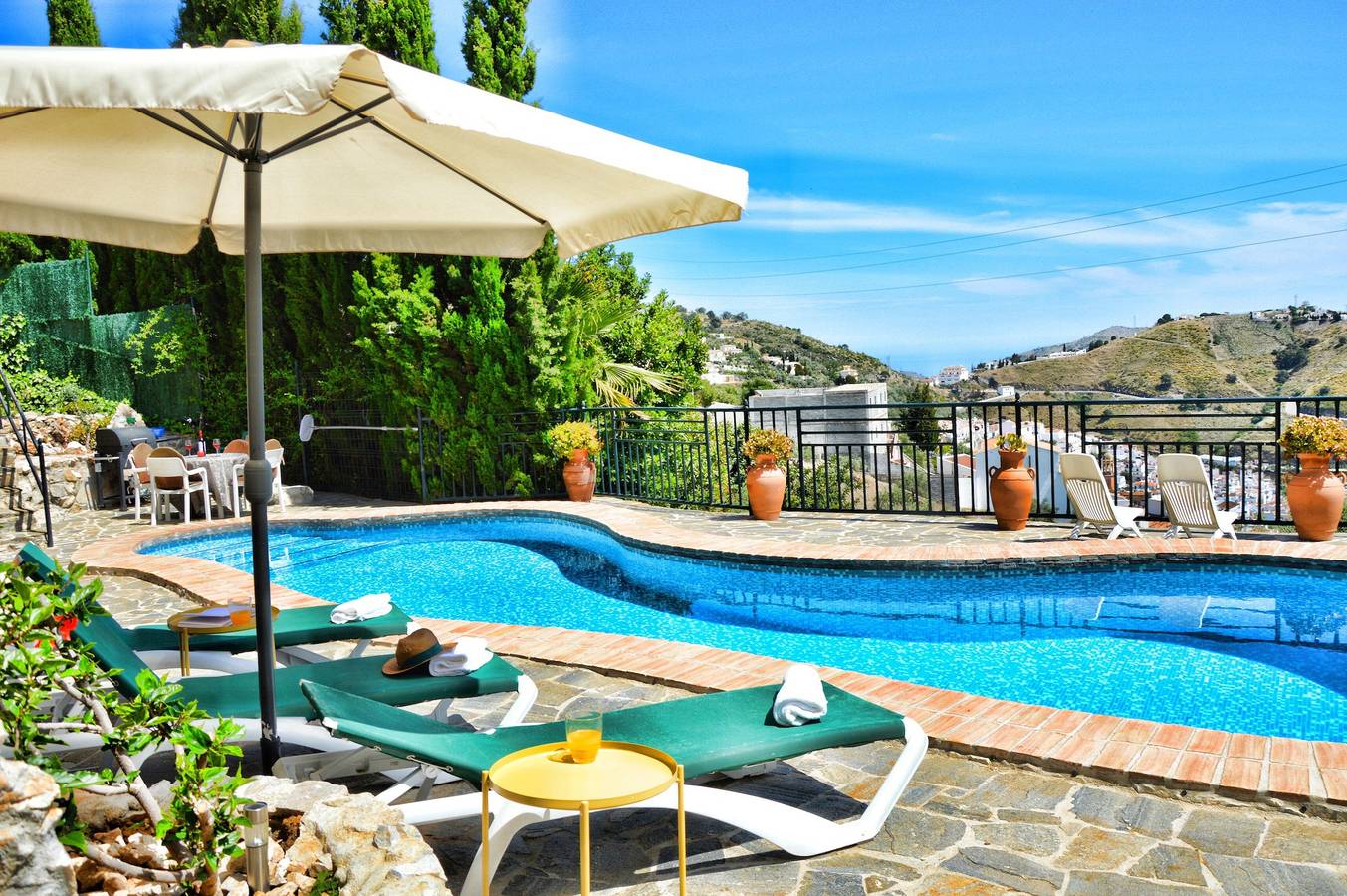 Apartamento entero, Apartamento "Reina" con piscina, bañera de hidromasaje y terraza in Cómpeta, Provincia de Málaga