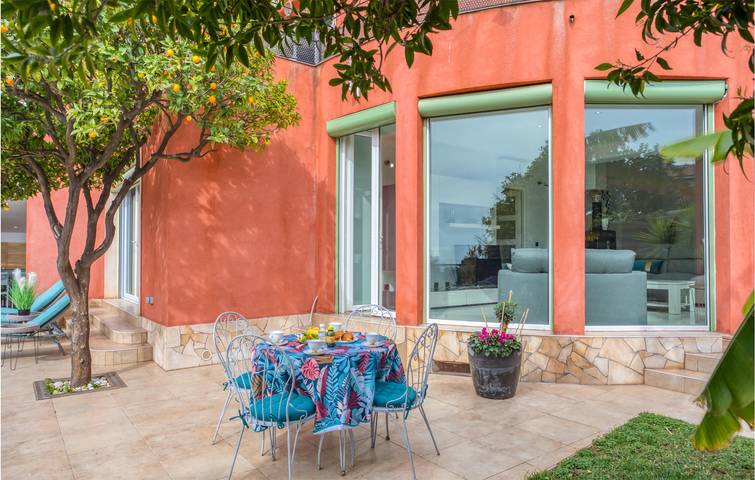 Location de vacances pour 12 personnes, avec piscine et terrasse, animaux acceptés à Saint-Laurent-du-Var - 4