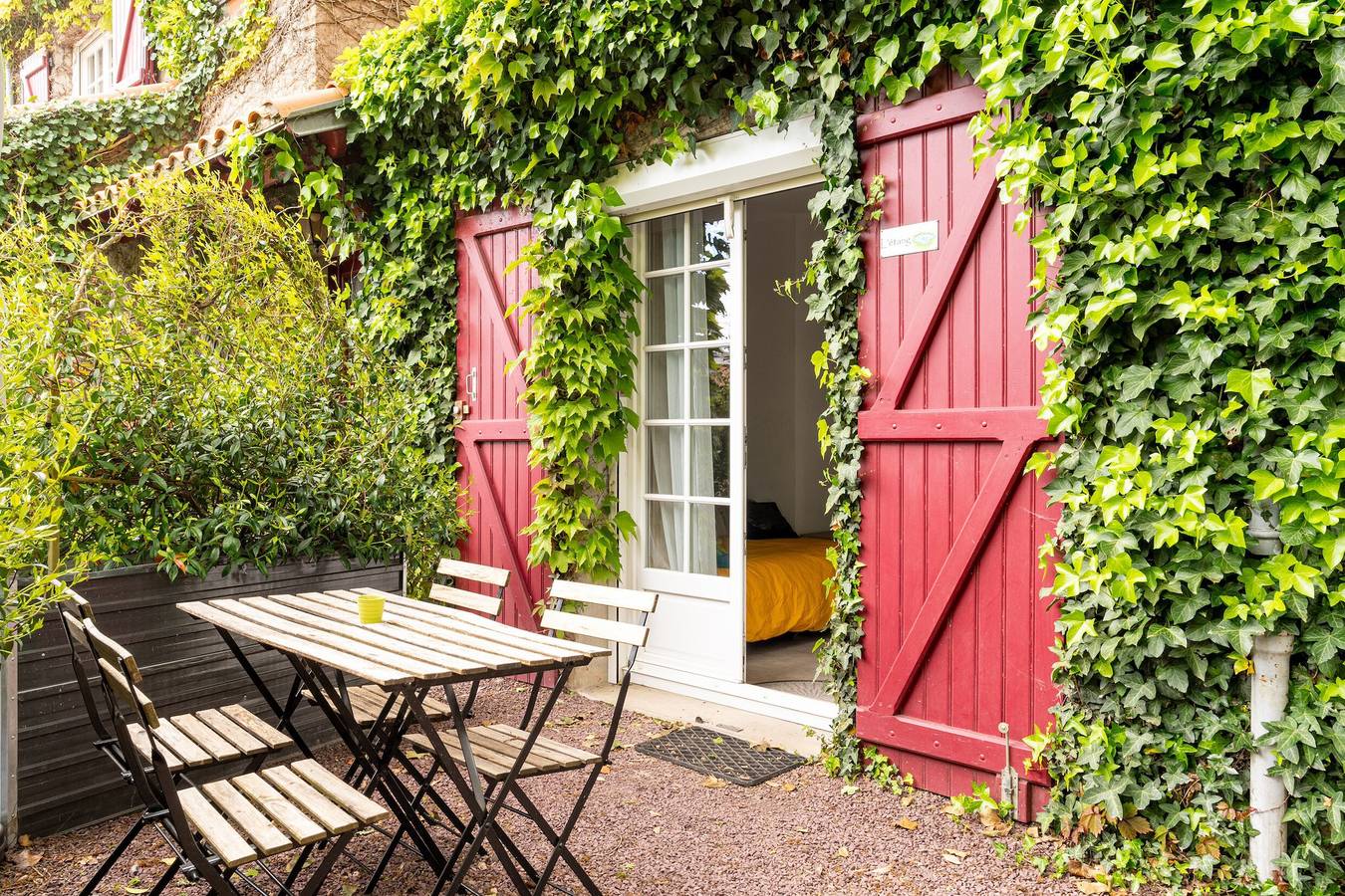Maison 'Les Gîtes Du Robelier - L'étang' avec terrasse privée, jardin partagé et Wi-Fi in Bouaye, Région de Nantes