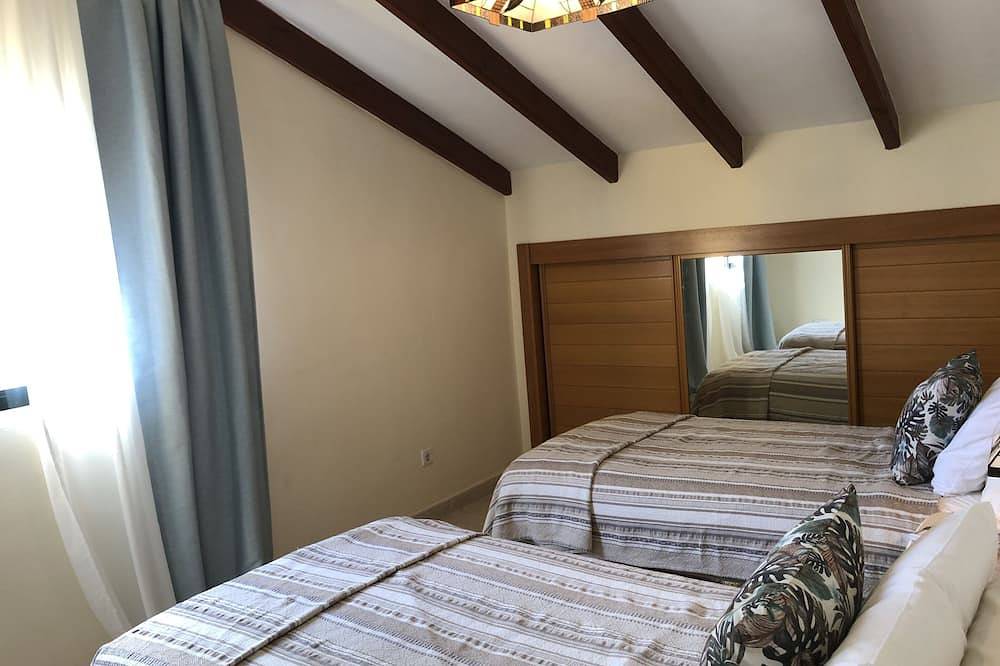 Luxury villa, 5 minutes walk to tennis centre, bars & shops , Hacienda del Golf in La Manga Club, Mar Menor