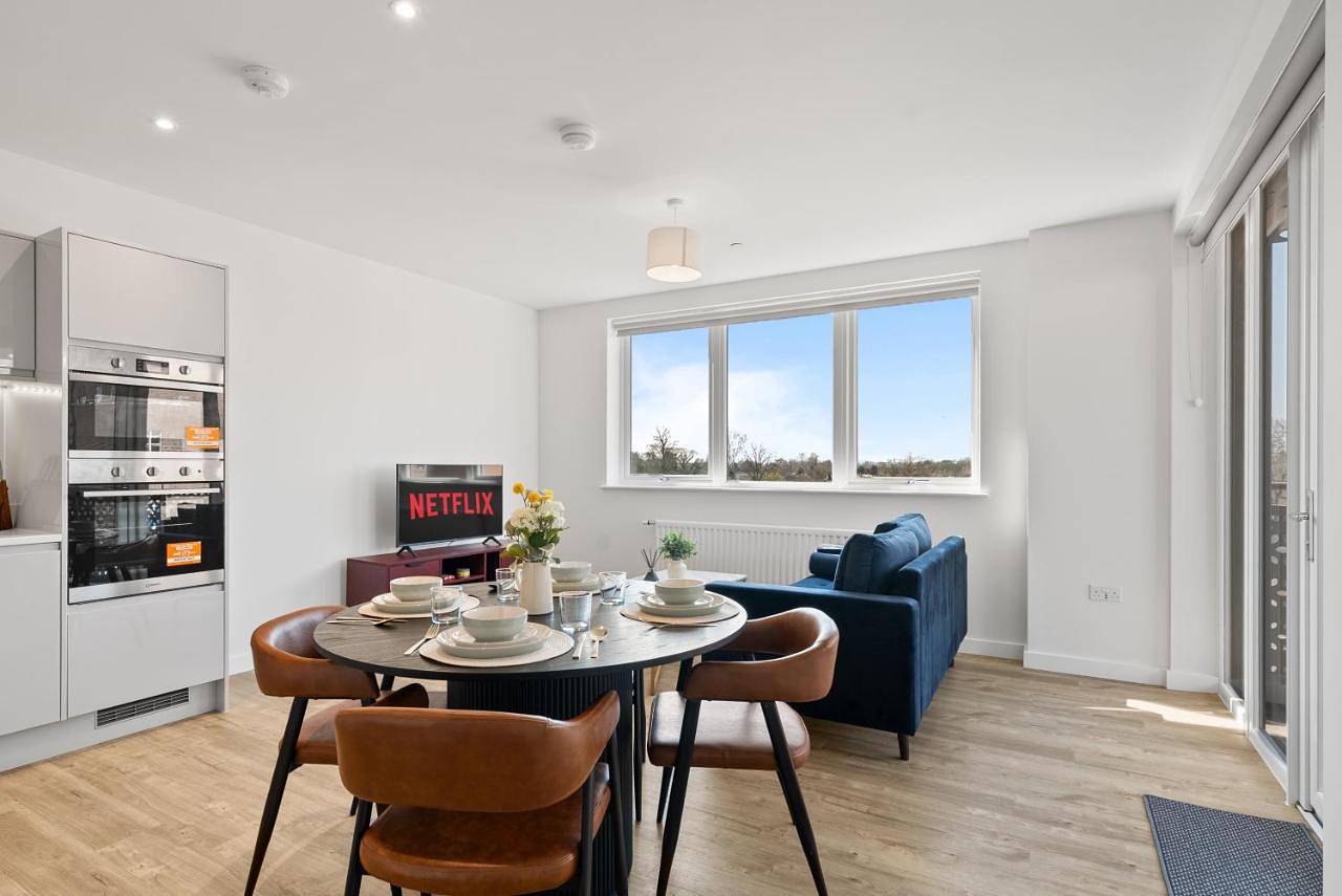 Entire apartment, Luxury 2Br Staines 12 Mins to Heathrow & Thames in Spelthorne, Colne Valley Park