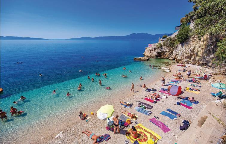 Ganze Ferienwohnung, Modernes Apartment mit 2 Schlafzimmern: 1 km vom Strand von Kantrida entfernt, mit Terrasse und Parkplatz in Rijeka, Primorje-Gorski Kotar