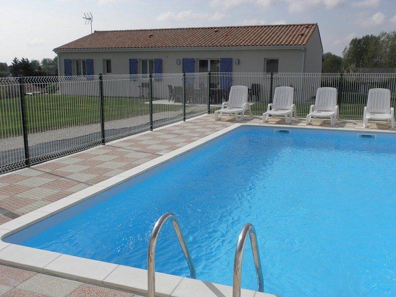 Maison 8 à 10 personnes avec piscine et jacuzzi privés in Belluire, Région de Jonzac
