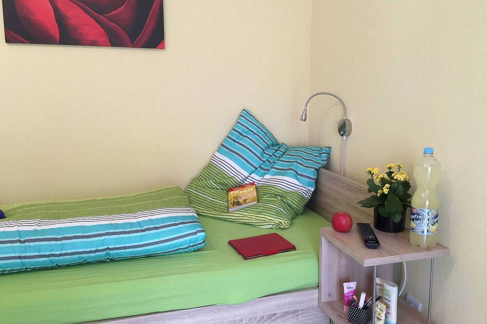 Ganze Wohnung, Ferienwohnung West - Bett & Bike Eden in Senftenberger See, Senftenberg