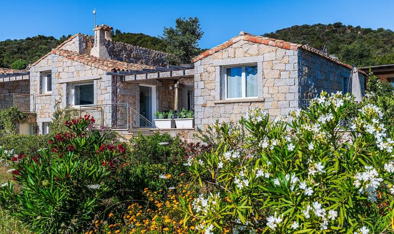 Villa 'Laccus 6' con vista mare, Wi-Fi e aria condizionata in Castiadas, Cagliari e Dintorni