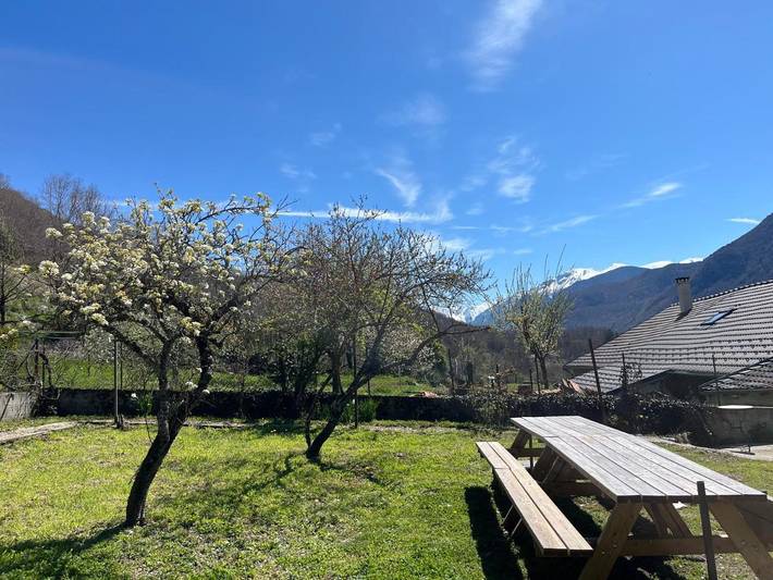 Location de vacances pour 10 personnes, avec Terrasse ainsi que Jardin et Vue à Perles-et-Castelet