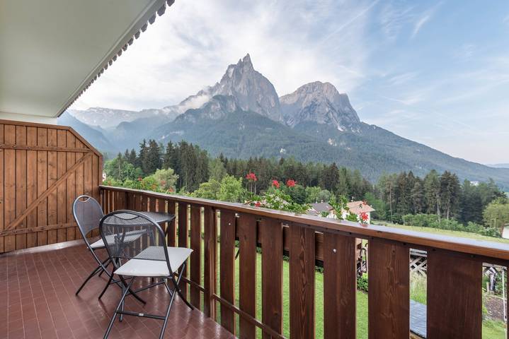 Apartamento inteiro, Apartamento "Haus Lohengrin - Ferienwohnung 1" com vista para a montanha in Seis am Schlern, Castelrotto
