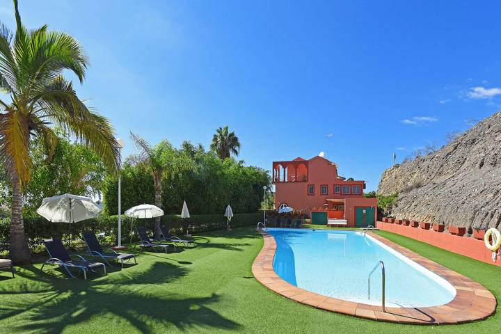 Ferienhaus für 10 Personen, mit Balkon und Terrasse sowie Garten und Pool