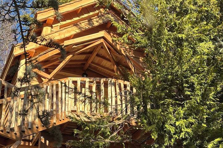 Lac'abane spa' bulleuse: perched cabin & spa at Lac Chambon! in Chambon-sur-Lac, Regionaler Naturpark Volcans d'Auvergne
