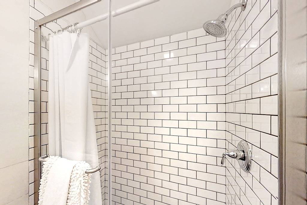 Coastal home with new, full kitchen, walkable downtown location in Boothbay Harbor, Lincoln County (Maine)