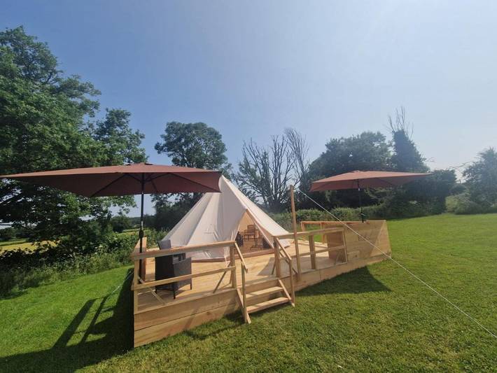 Tente pour 2 personnes, avec jardin ainsi que vue et piscine dans la Creuse
