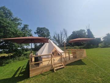 Tente pour 2 personnes, avec jardin ainsi que vue et piscine dans la Creuse