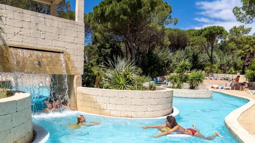 Camping pour 4 personnes, avec jacuzzi ainsi que piscine et bassin pour enfant à Le Muy - 2