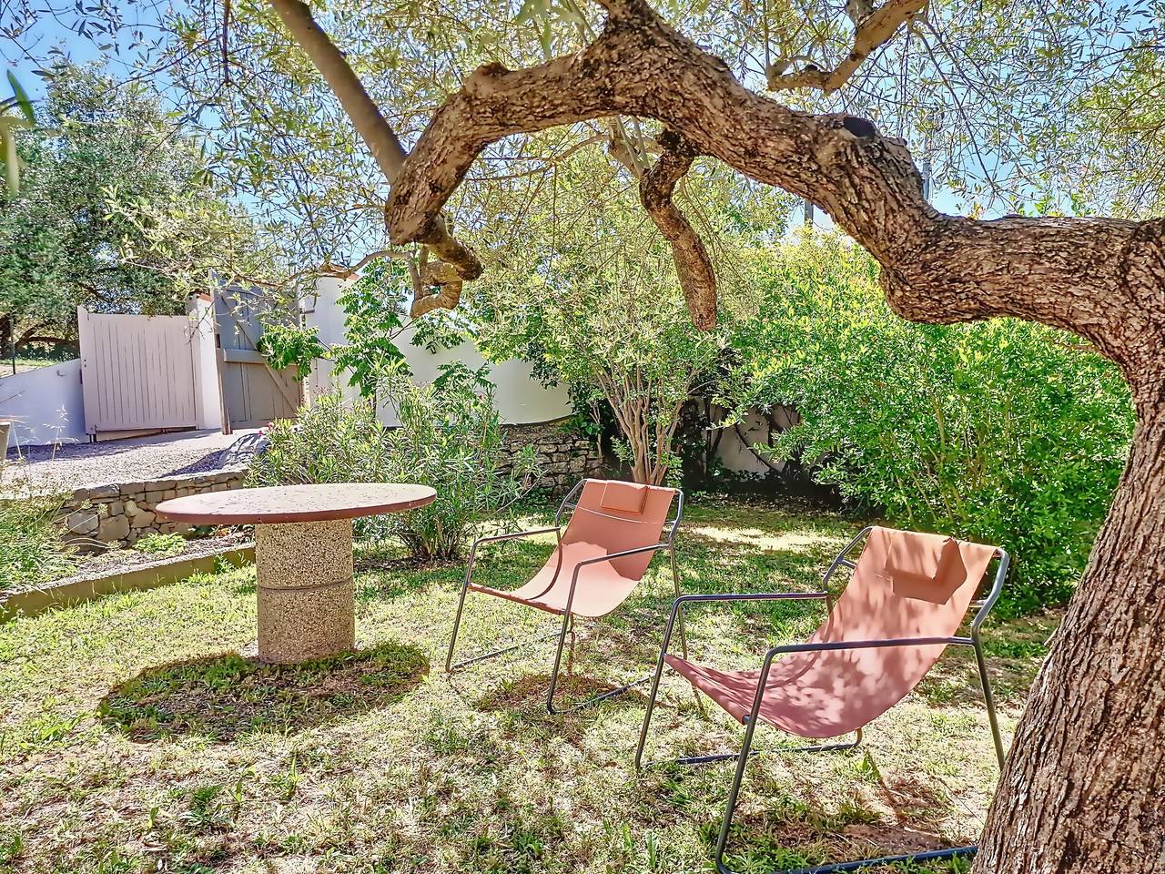 Charmantes Erdgeschoss-Apartment in Montauroux nahe Saint-Cassien-See, 2 Schlafzimmer, Privatgarten in Montauroux, Draguignan Region