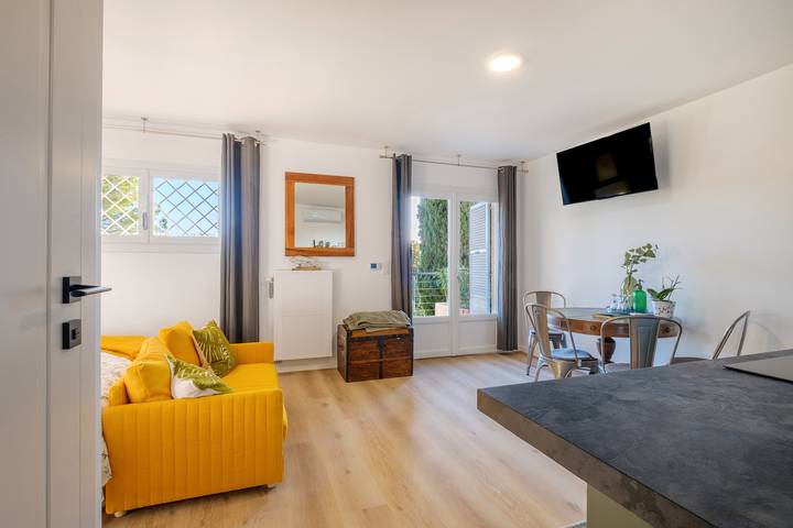 Entire studio, Studio Apartment 'Soleil Et Palmiers' with Shared Pool, Wi-Fi and Air Conditioning in Spéracèdes, Mediterranean Coast (France)